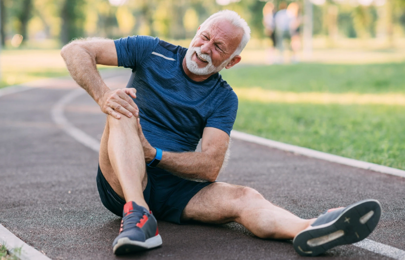 Bolí vás kolena, když se mění počasí? Nejste sami. Jak zvládnout podzim a zimu s artrózou.