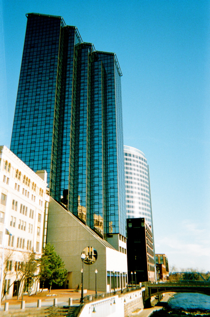 Amway_Grand_Plaza_Hotel_Glass_Tower