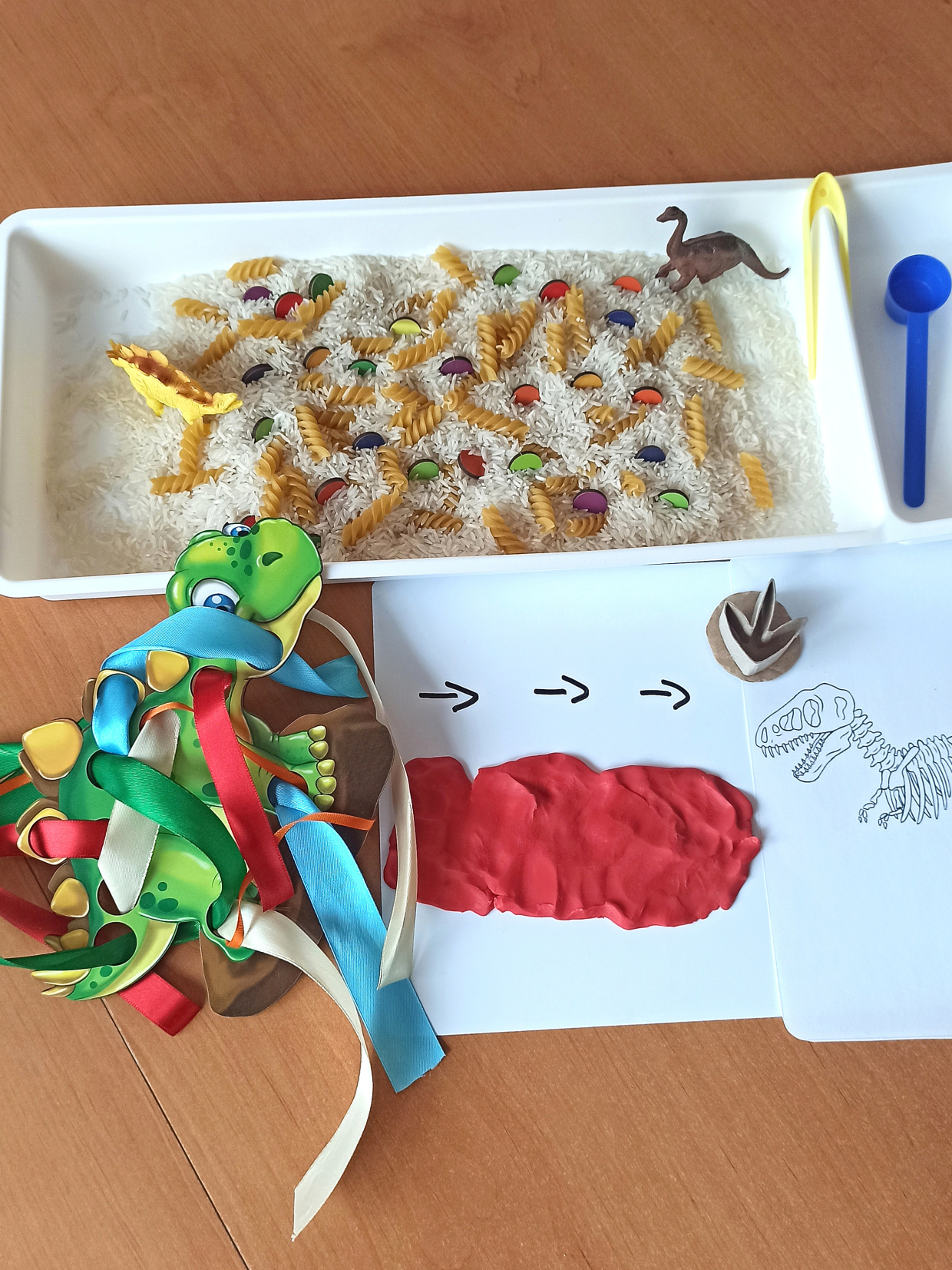 sensory-play-smyslové-hraní-inspirace-Dinosauři-1