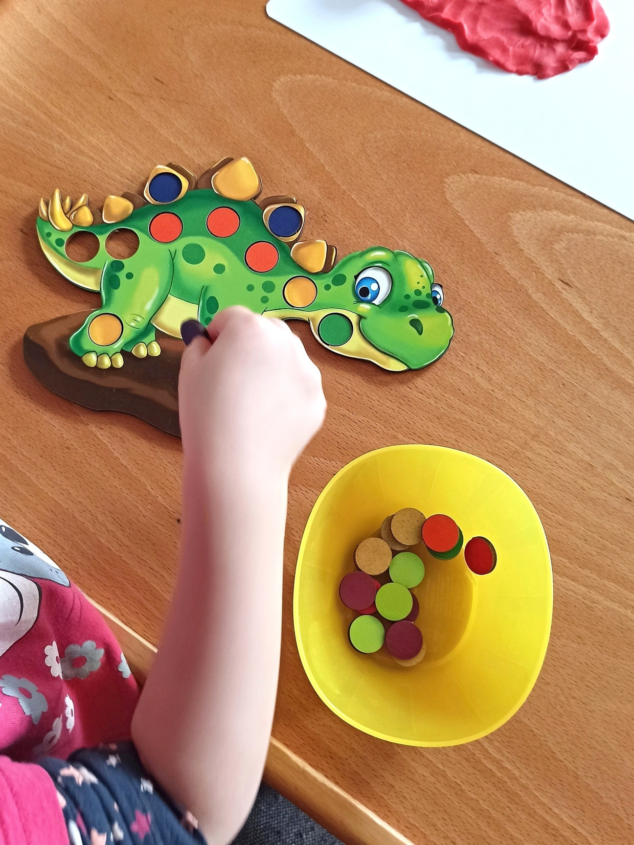sensory-play-smyslové-hraní-inspirace-Dinosauři-11
