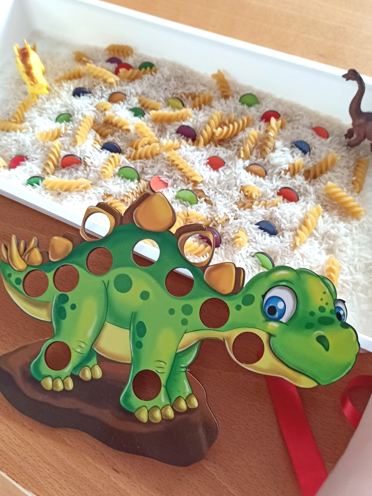 sensory-play-smyslové-hraní-inspirace-Dinosauři-3