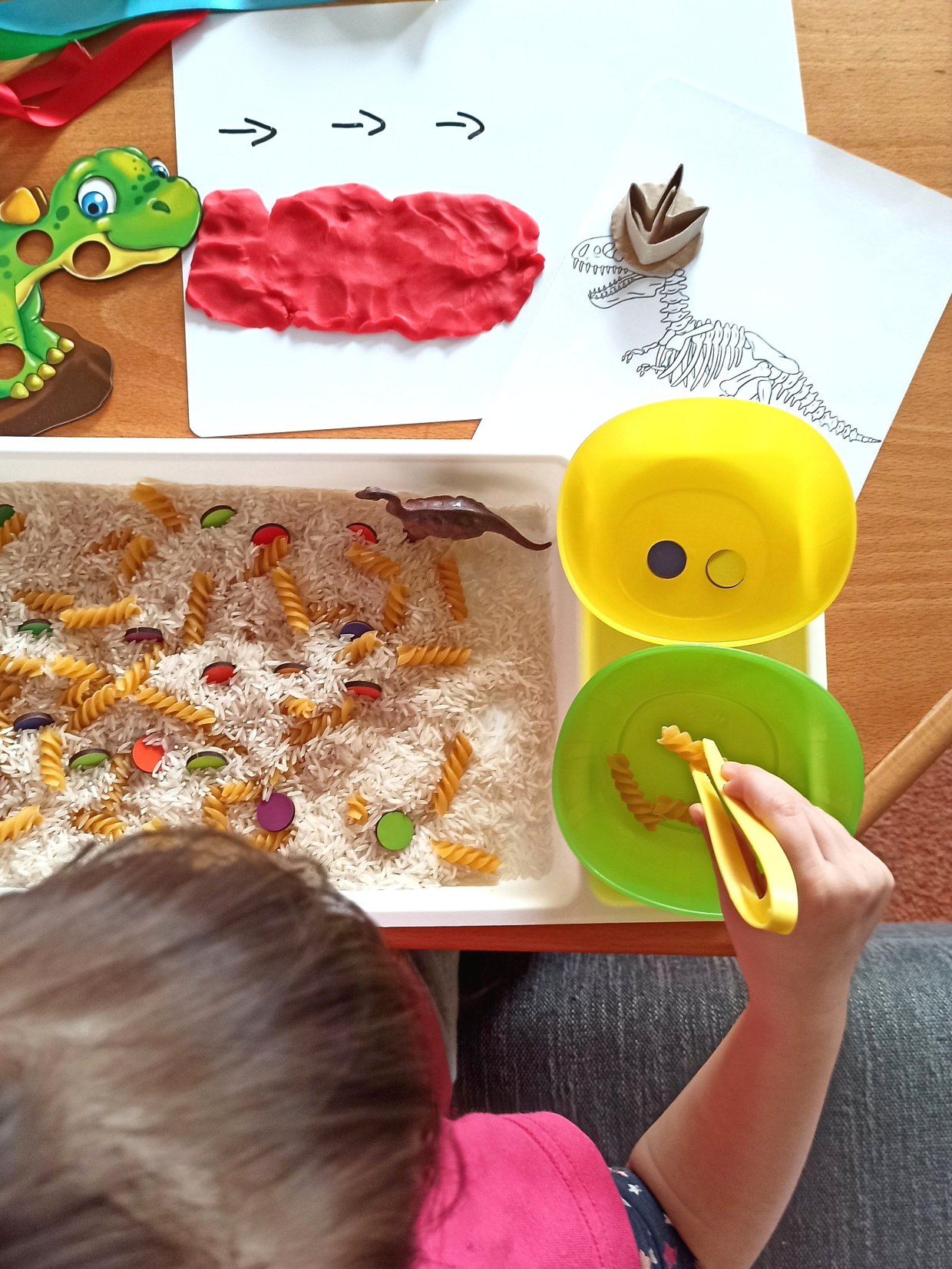 sensory-play-smyslové-hraní-inspirace-Dinosauři-4