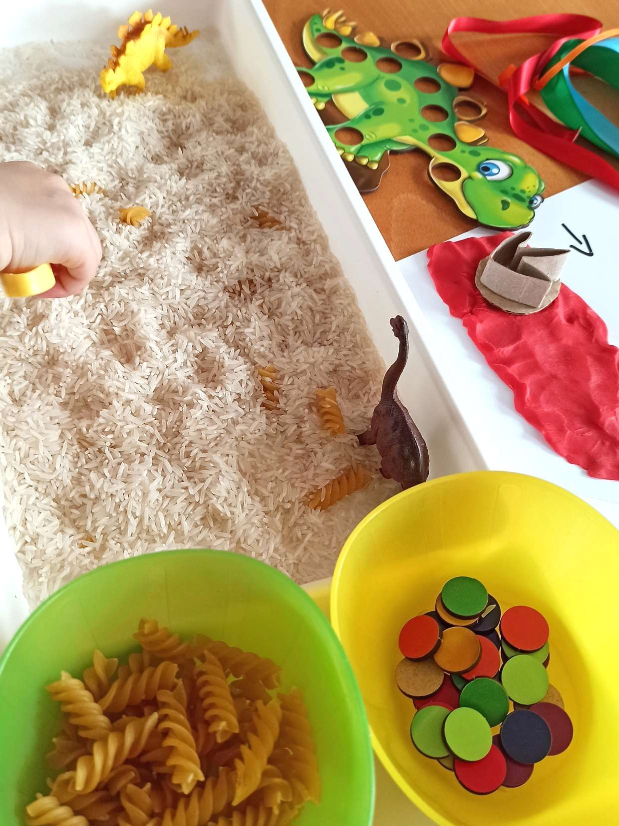 sensory-play-smyslové-hraní-inspirace-Dinosauři-6