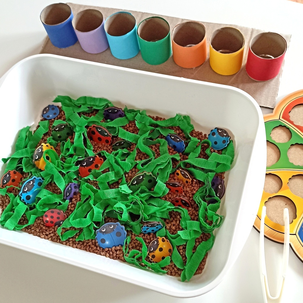 smyslohraní-sensory-play-barvy-berušky-jarní-kytka-eduhry-2