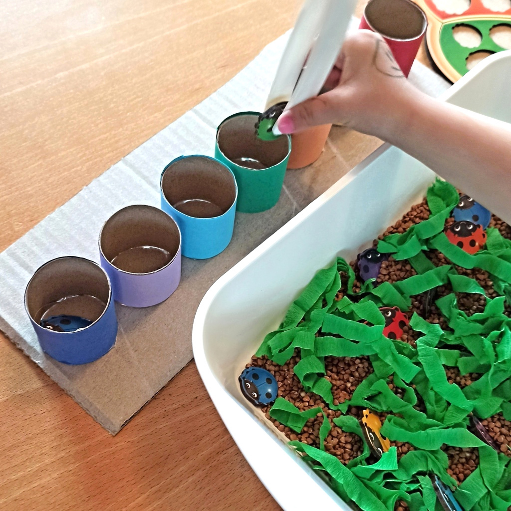 smyslohraní-sensory-play-barvy-berušky-jarní-kytka-eduhry-3