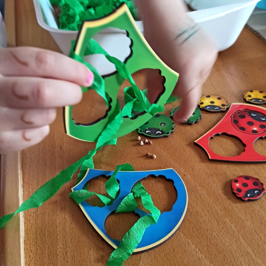smyslohraní-sensory-play-barvy-berušky-jarní-kytka-eduhry-6