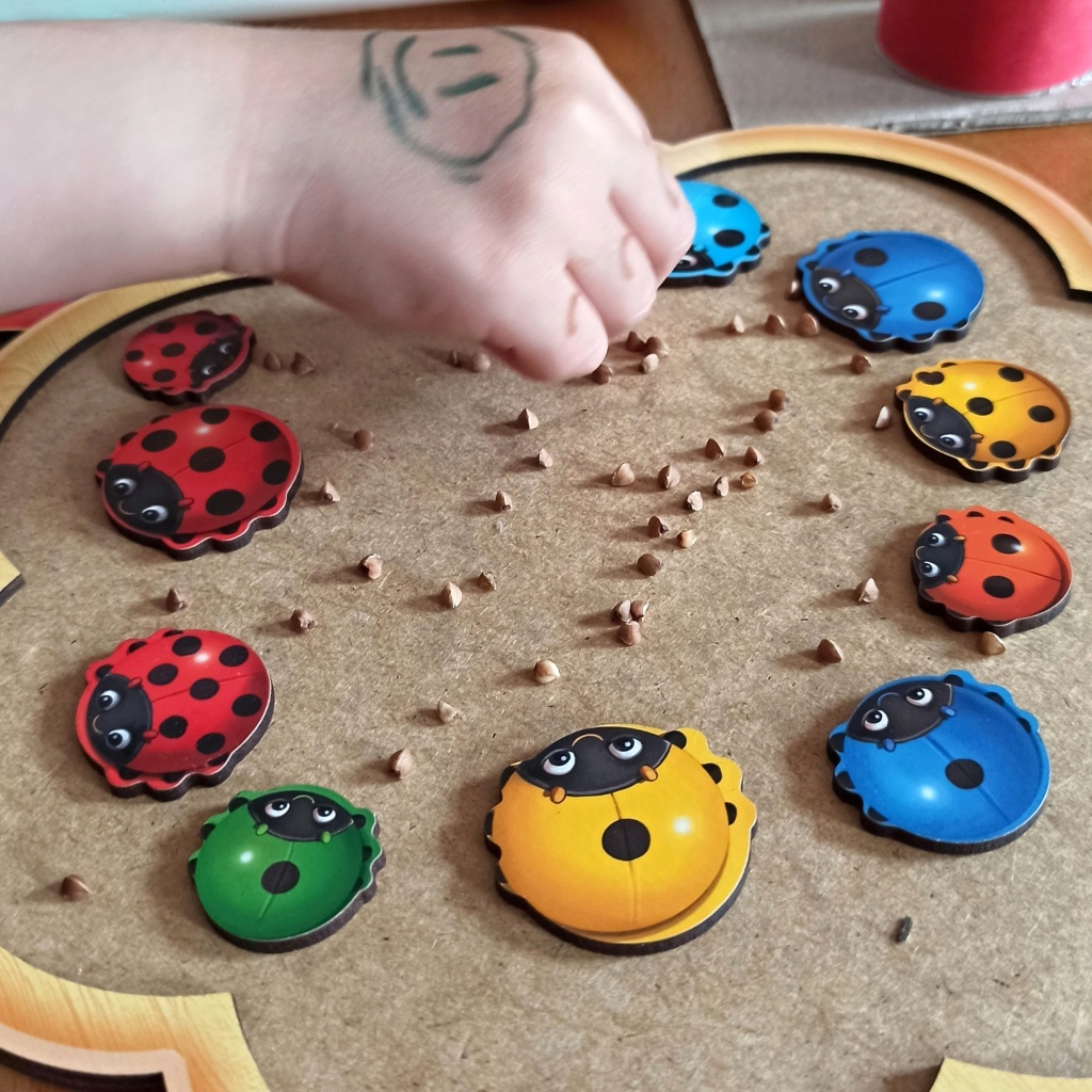 smyslohraní-sensory-play-barvy-berušky-jarní-kytka-eduhry-7