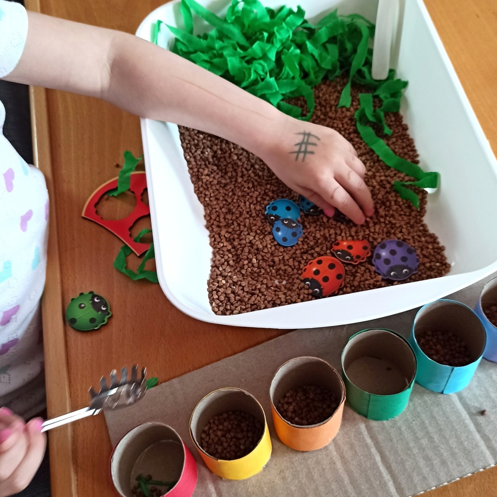 smyslohraní-sensory-play-barvy-berušky-jarní-kytka-eduhry-8