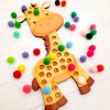 Žirafka čísla do 30 s bambulkami pompomky jemná motorika cvičení