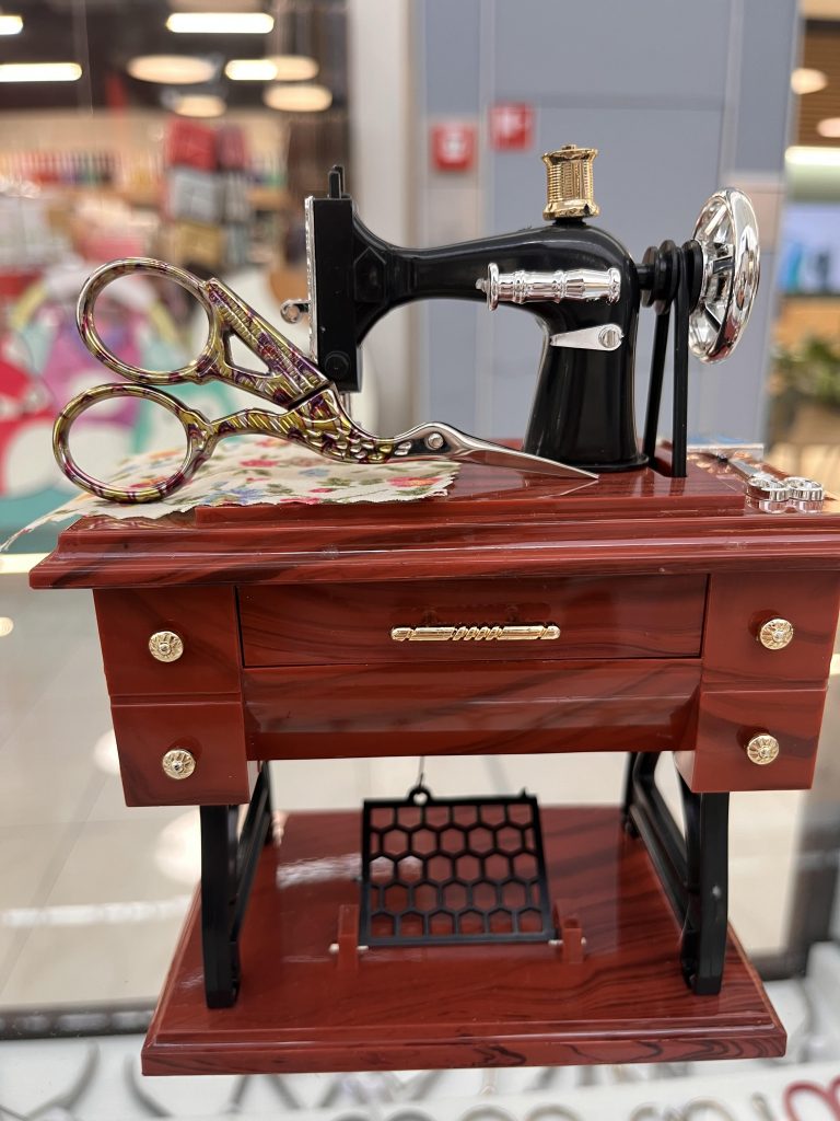 Naše Krajčirske nožnice