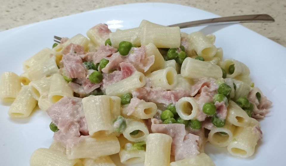 Smetanové RIGATONI s hráškem a šunkou