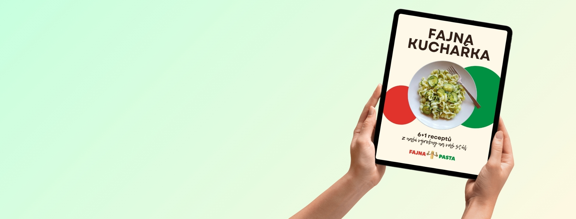 Ruce držící e-book FAJNA kuchařka.