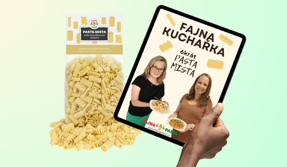 Ruce držící e-book FAJNA kuchařka PASTA MISTA.
