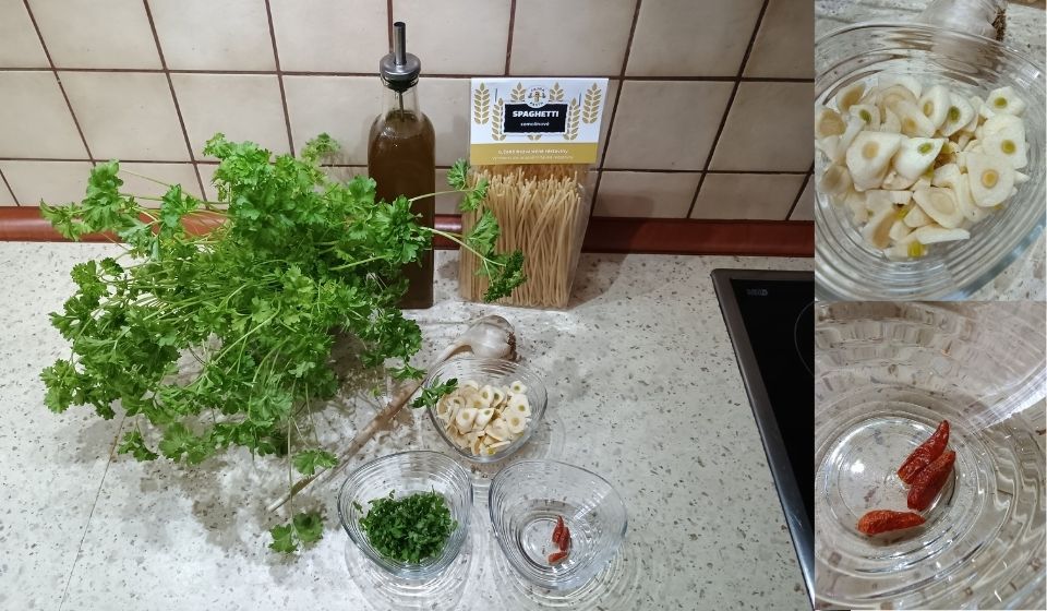 Ingredience k receptu na spaghetti aglio, olio e peperoncino - špagety, oivový olej, česnek, chilli papričky, petrželka.