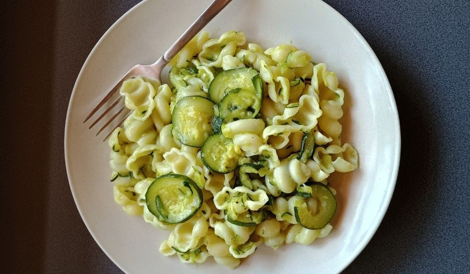 Těstovinové obláčky s cuketou neboli Pasta e zucchine.