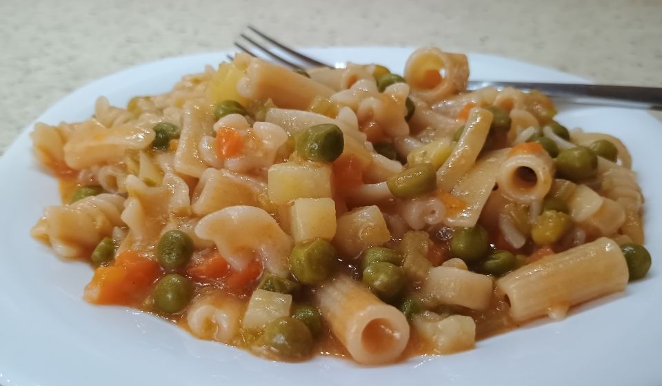 Uvařené těstoviny PASTA MISTA s hráškem a parmazánem.