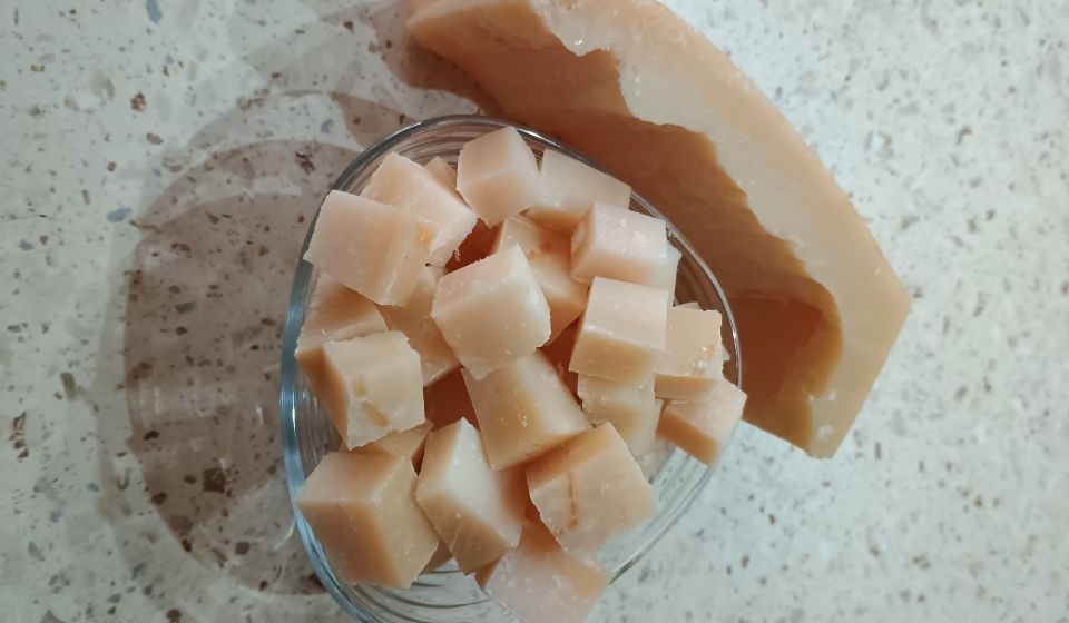 Parmazánové kůrky nevyhazujte, hodí se do spousty receptů z těstovin.