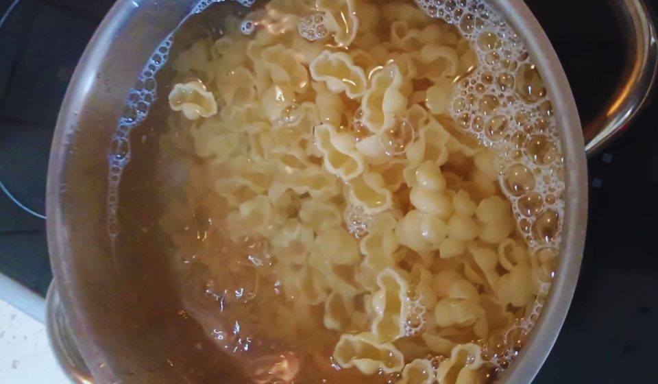 Vaření těstovin ve vodě slané jako moře a dostatečně velkém hrnci.