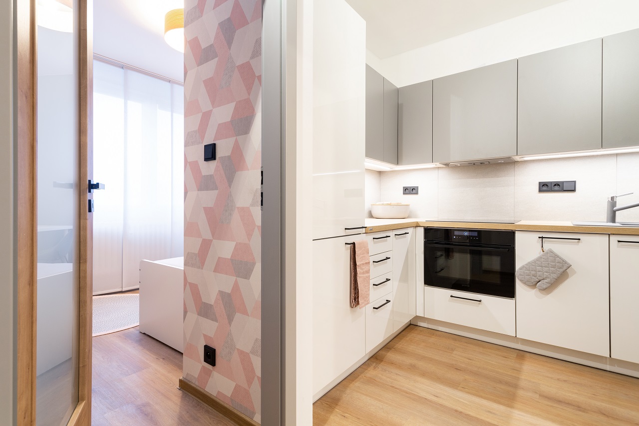 Jakou podlahu vybrali designéři do malého bytu?