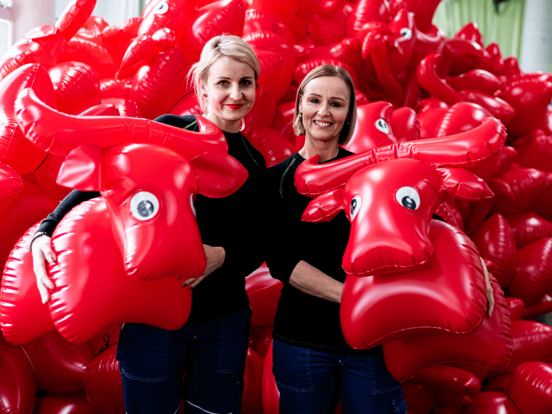 Červený nafukovací BUVOL od Libuše Niklové slaví 50 let