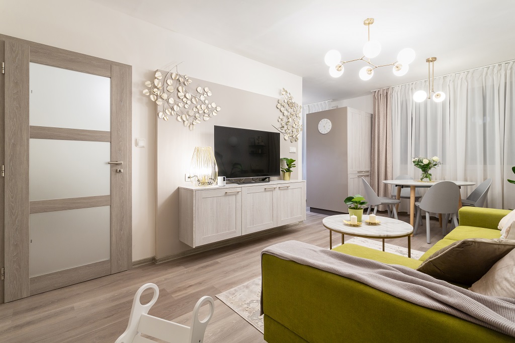 Vinylové podlahy: Měli byste zvolit lepenou nebo click variantu?