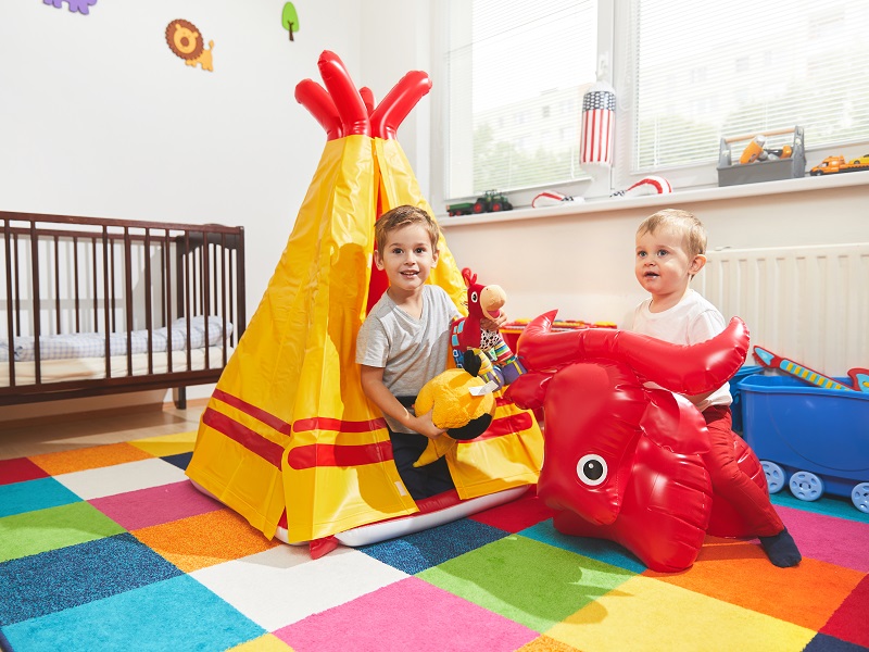 REAKCE SPOKOJENÉHO OTCE NA KOUPI NAFUKOVACÍHO TEEPEE