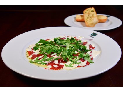 Hovězí carpaccio s parmazánovou majonézou a rukolou