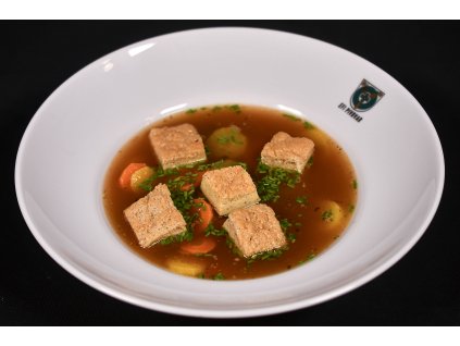 Kuřecí vývar s játrovými knedlíčky, zeleninou a fritátovými nudlemi