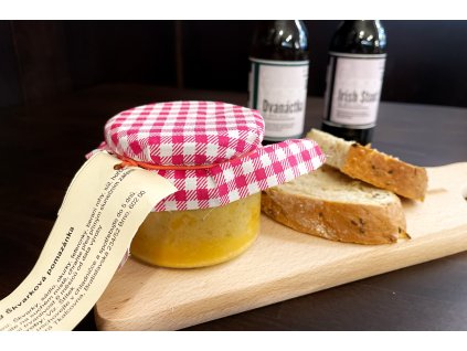 Hovězí pastrami s majonézou z pečeného česneku s nakládanou zeleninou