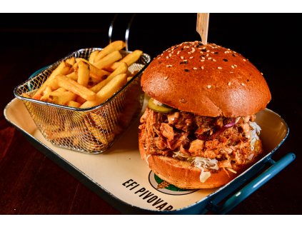 EFI Burger z hovězího krku se slaninou, karamelizovanou cibulí, cheddarem, volským okem, a pivní majonézou, domácí hranolky