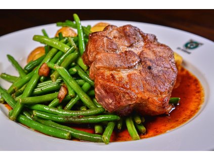 Grilovaná krkovička s fazolkami se špekem, opékané brambory a omáčka demi - glace