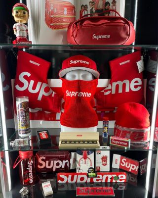 Naše Supreme kolekce se neustále rozrůstá!😎🔥 Do ikonické červené výlohy jsme přidali nové kousky, mezi nimi i Supreme New...