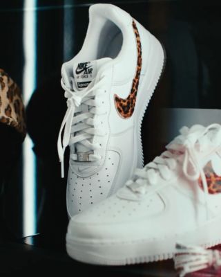 Klasika, kterou by měl mít každý v botníku😎👉🏻tentokrát v unikátním provedení.👟 Supreme x GOODENOUGH x Nike Air Force 1 Low...