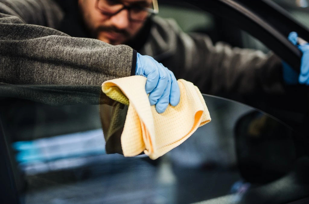 Jak sundat dálniční známku či samolepku i s lepidlem