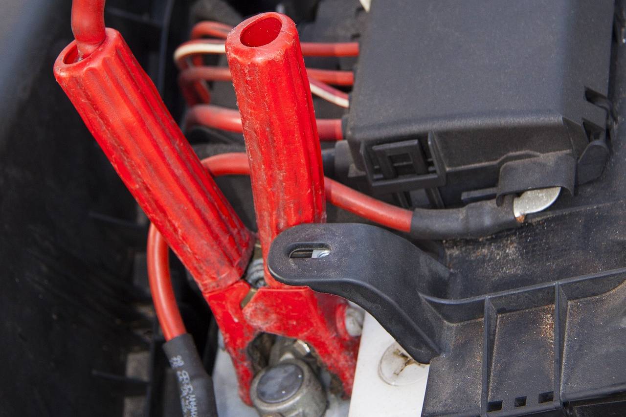 Jak nastartovat auto v zimě? Startovací kabely nejsou jediné řešení