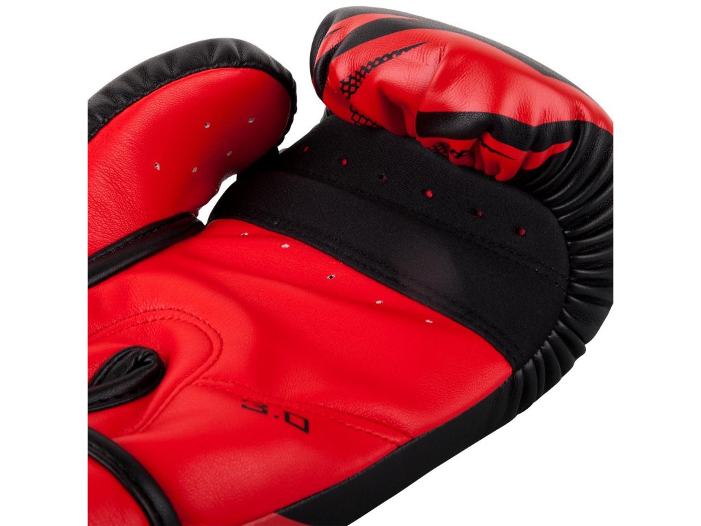 Boxerské rukavice Venum Challenger 3.0 - černá barva, červené logo |  egocombat.cz