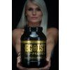 Blonďatá dívka v rukou drží protein Vanilla Shake