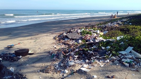 PLASTY KAM SE PODÍVÁŠ, ANEB CO SE S TÍM (NE)DÁ DĚLAT