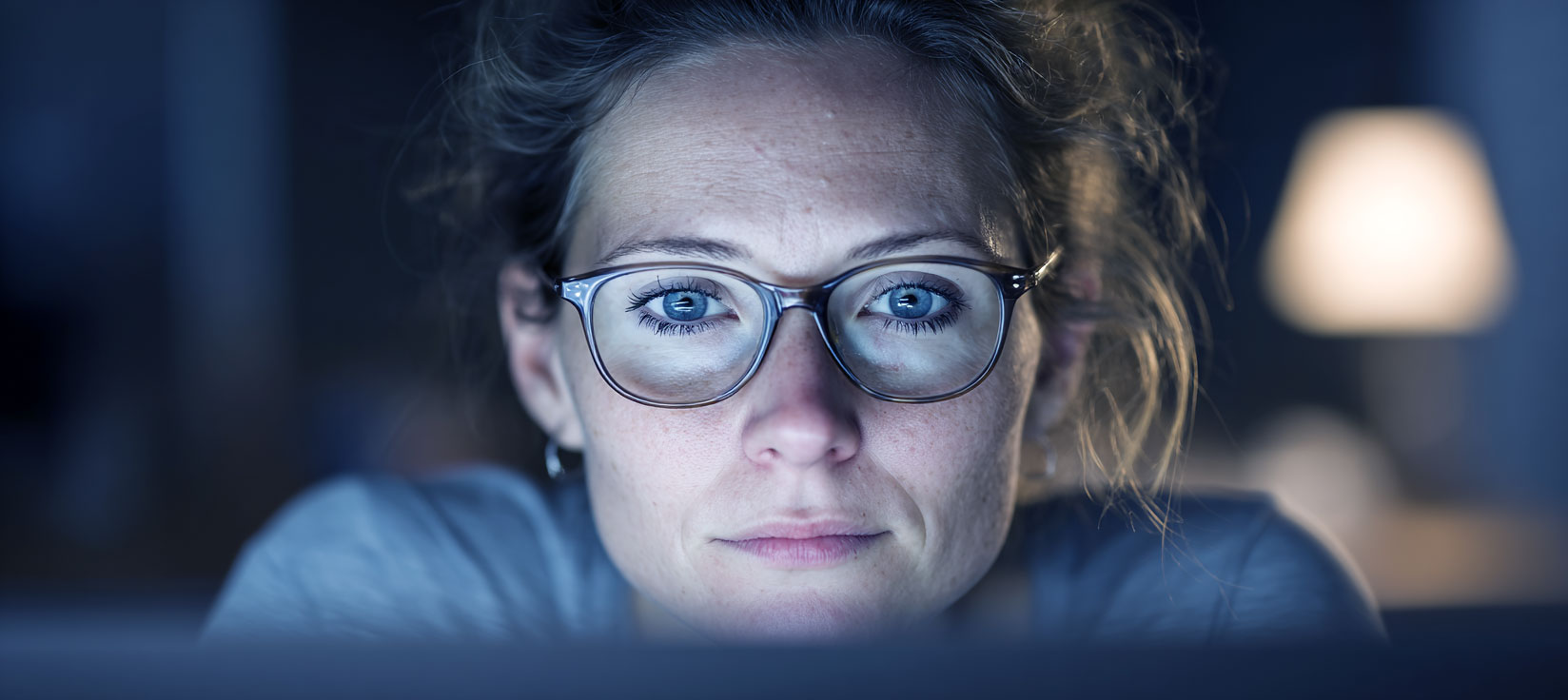 Brýle proti modrému světlu: Kdy dávají smysl a pro koho jsou vhodné