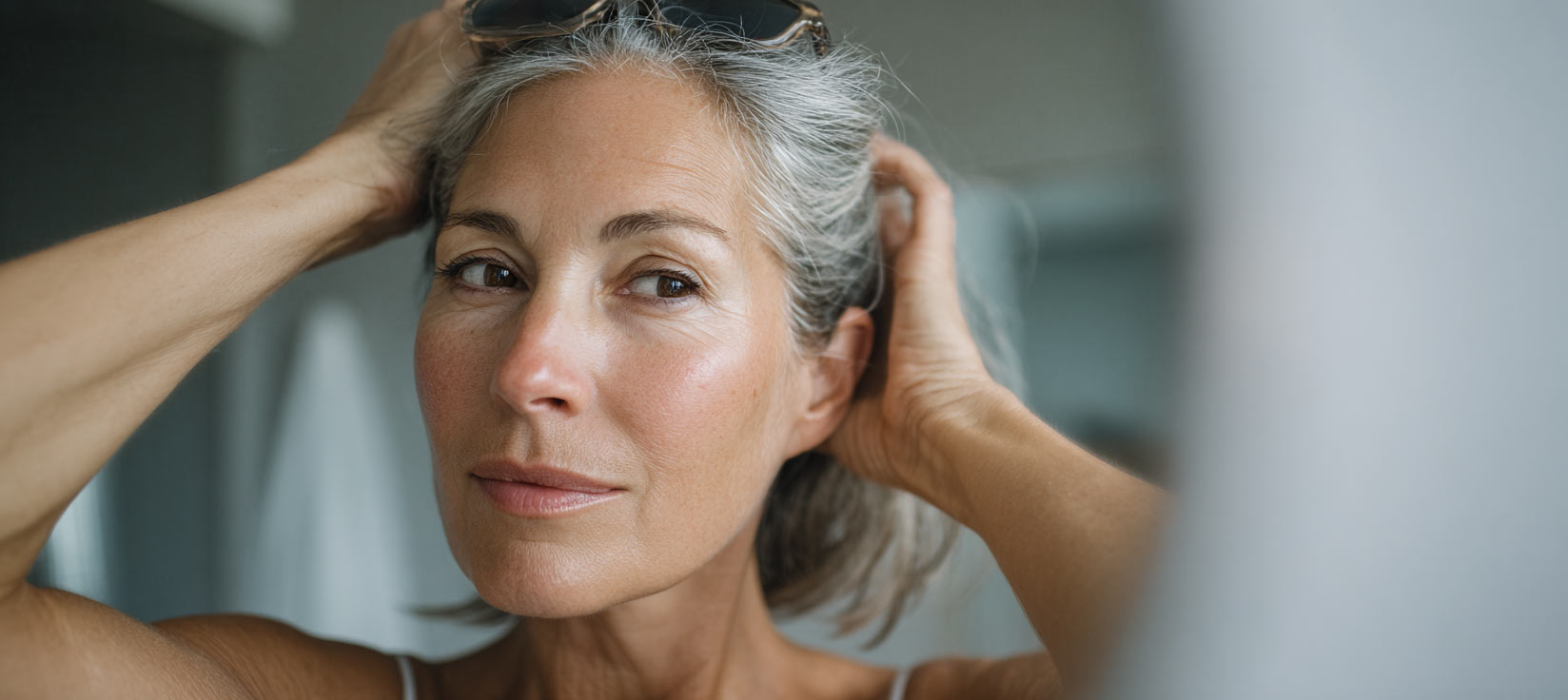 Jaké sluneční brýle nosí ženy po 40? Stylové tipy, které vám opravdu sednou.