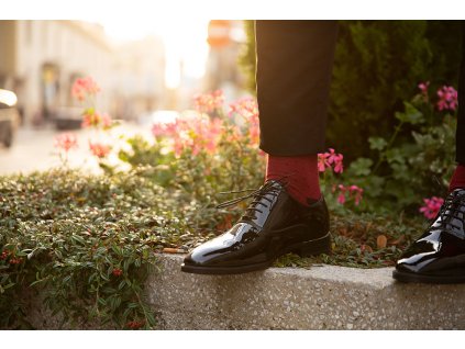 Model s červenými ponožkami s černými tečkami Seven