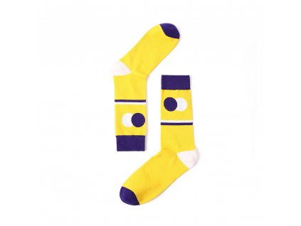 Pohled na žluté ponožky s modrými motivy Momo v páru