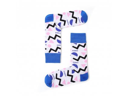 Pohled na bílé ponožky s modro-růžovými vzory Evo v páru
