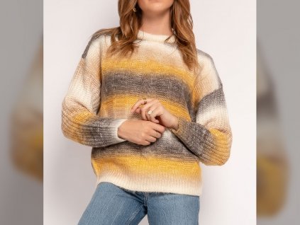 Modelka s dámským pleteným svetrem