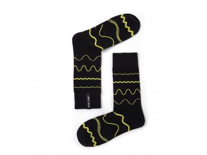 Pohled na černé ponožky s veselými motivy Stripes v páru