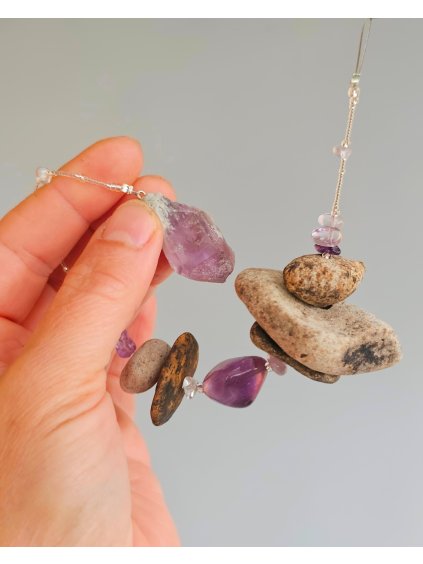 Říční kameny s krystalem ametystu