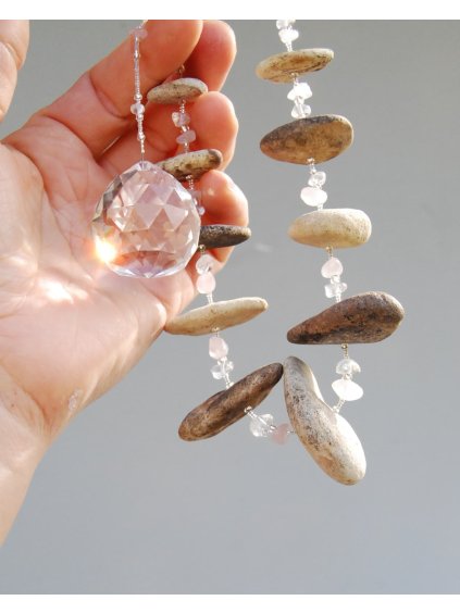 Velký říční závěs s růženínem, křišťálem a feng shui koulí