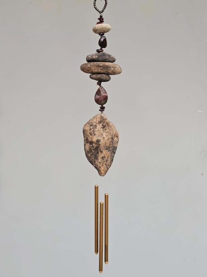 Říční zvonkohra s rudým granátem