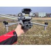 DJI matrice 4T se svetlem a reproduktorem v