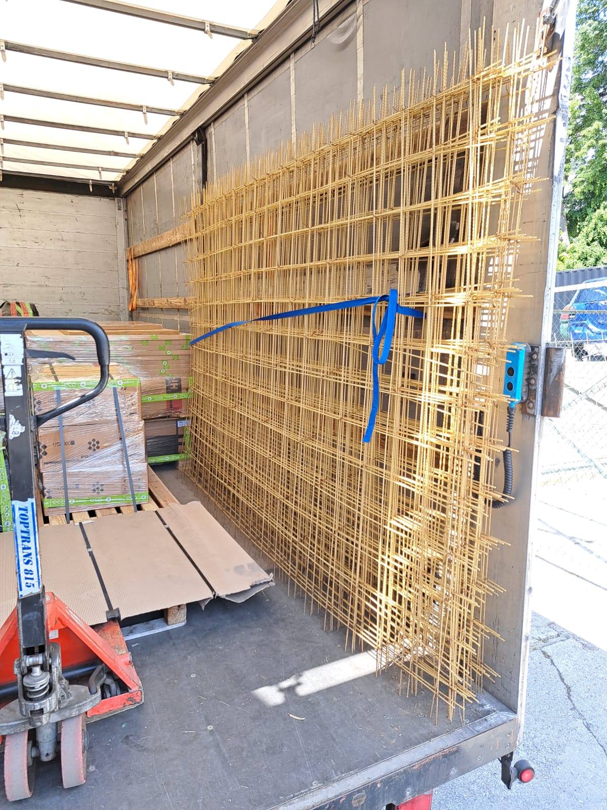 Kompozitné kari siete GFRP a balený materiál pripravené v nákladnom vozidle